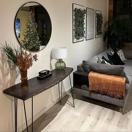 Exclusive And Modern - Centre- 85